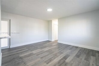 6650 Miller Dr in Miami, FL - Building Photo - Building Photo