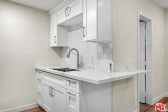 945 Hilldale Ave in West Hollywood, CA - Building Photo - Building Photo