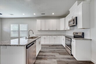 924 W Collins St in Denison, TX - Building Photo - Building Photo