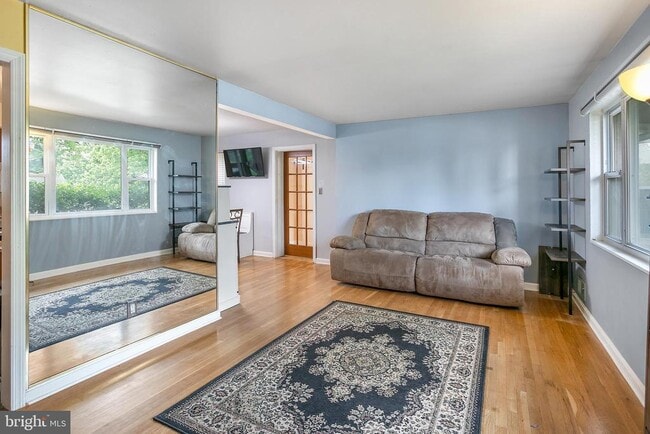 6833 Inverness Dr in Springfield, VA - Building Photo - Building Photo