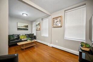 370 Hanover St in Boston, MA - Building Photo