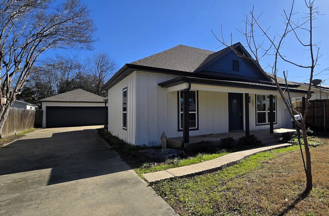 307 E Waco St in Ennis, TX - Building Photo