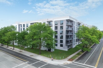 Courtside Apartments II in Miami, FL - Foto de edificio - Building Photo