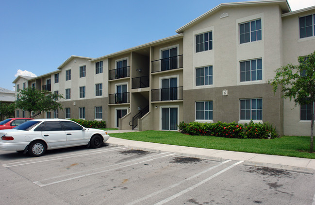 Bay Winds Apartments in North Miami, FL - Building Photo - Building Photo