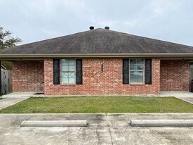 2208 N Malcolm St in Lake Charles, LA - Building Photo