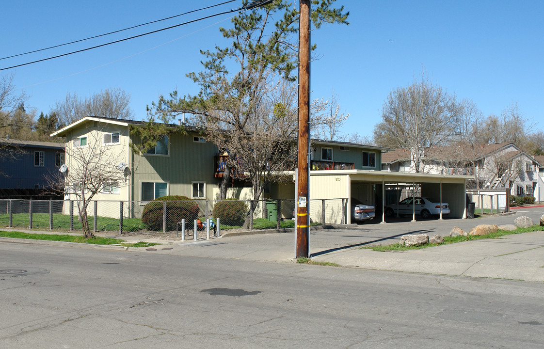 923 Delport Ave in Santa Rosa, CA - Foto de edificio