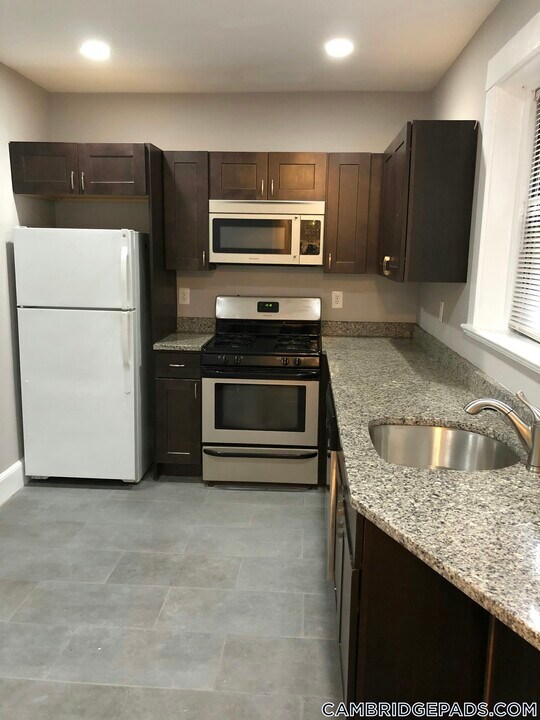 9 Upland Rd in Cambridge, MA - Building Photo