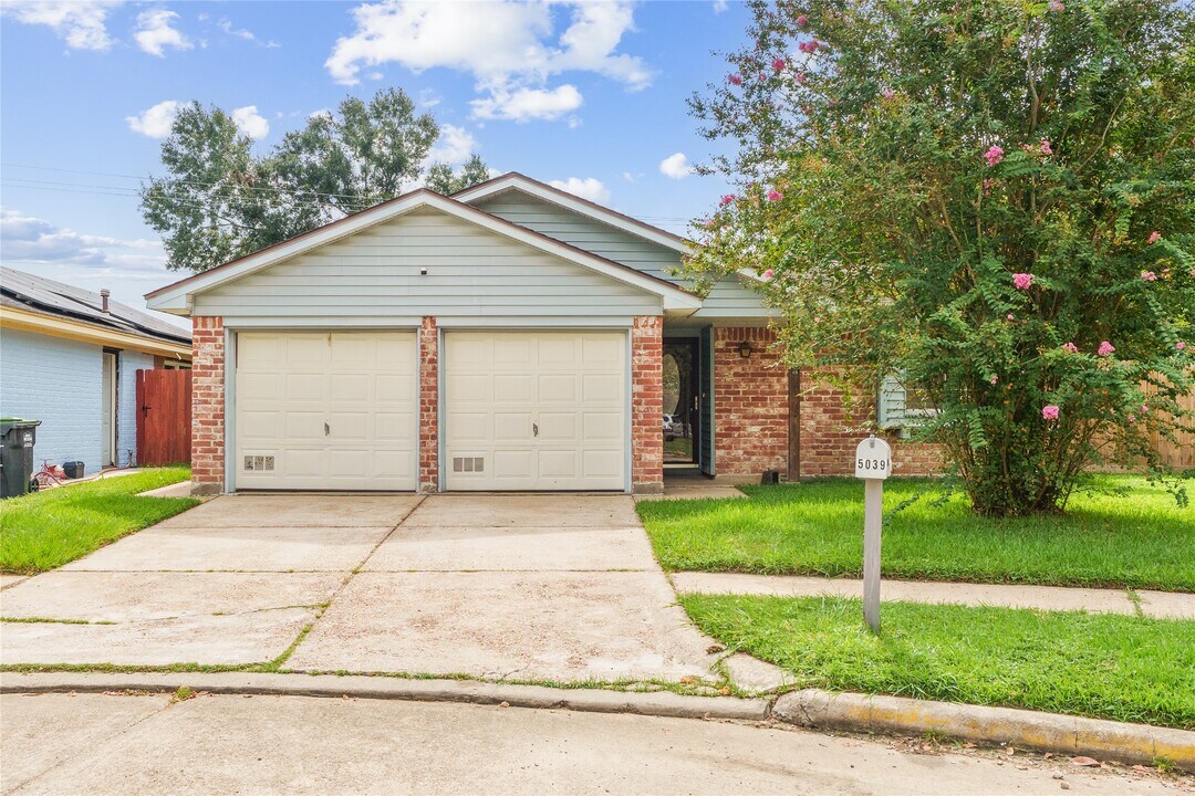 5039 Parkland St in Pasadena, TX - Building Photo