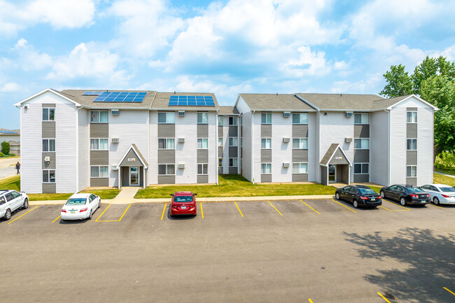 Campus View and Kirkwood Court in Cedar Rapids, IA - Building Photo - Building Photo