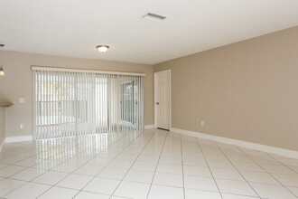 9691 NW 24th St in Sunrise, FL - Foto de edificio - Building Photo