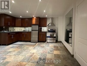 5510 Red Brush Dr in Mississauga, ON - Building Photo - Building Photo