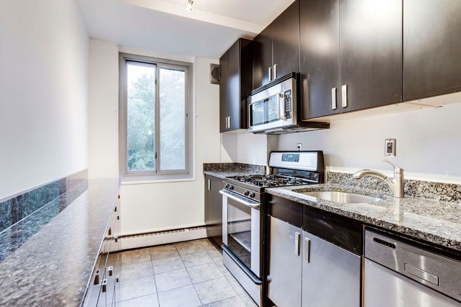 4200 Cathedral Ave NW in Washington, DC - Building Photo