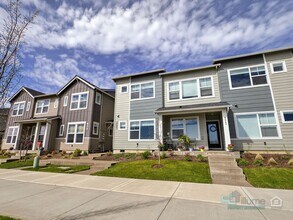 8435 SE Kinnaman St in Hillsboro, OR - Building Photo - Building Photo