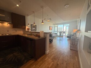 325 Seventh Ave in San Diego, CA - Foto de edificio - Building Photo