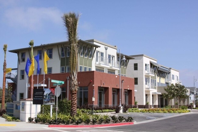 Poinsettia Commons in Carlsbad, CA - Foto de edificio - Building Photo
