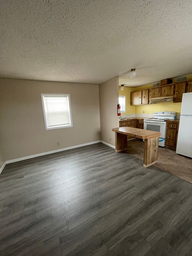 102 Benner Ln in Acton, MT - Foto de edificio - Building Photo