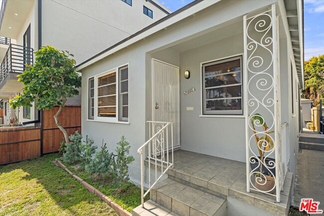 8666 Cadillac Ave in Los Angeles, CA - Building Photo - Building Photo