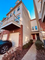 46375 Pryor Square in Cascades, VA - Building Photo