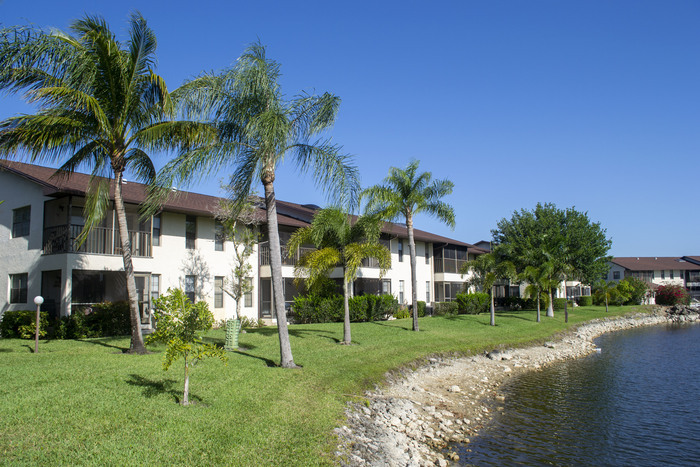 5278 Treetops Dr in Naples, FL - Building Photo