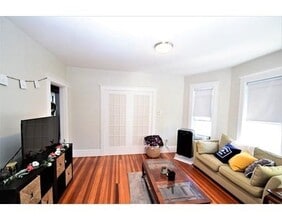 37 Foster St, Unit 3 in Boston, MA - Foto de edificio - Building Photo