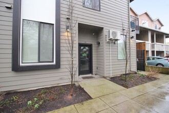 1111 SE Tenino St in Portland, OR - Building Photo - Building Photo