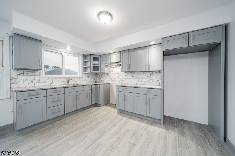 1126 Wheatsheaf Rd in Linden, NJ - Building Photo