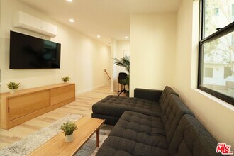 918 N San Vicente Blvd in West Hollywood, CA - Building Photo - Building Photo