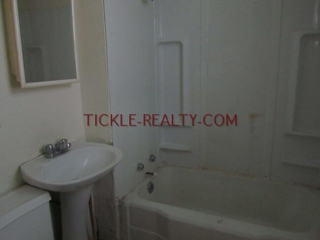 32 Laburnam Crescent in Rochester, NY - Building Photo - Building Photo