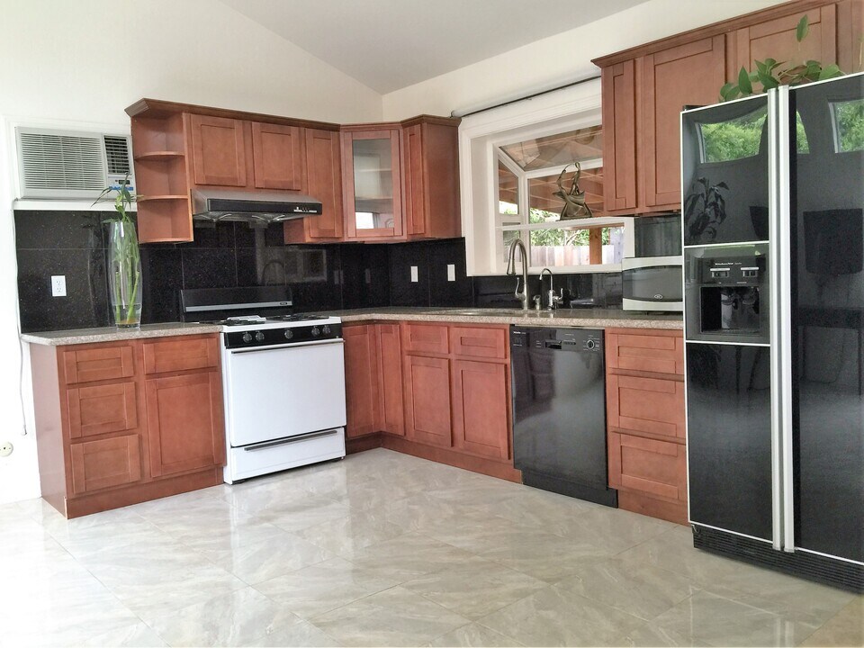 928 Los Robles Ave in Palo Alto, CA - Building Photo