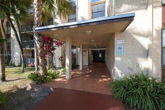 14421 N Kendall Dr in Miami, FL - Building Photo - Building Photo