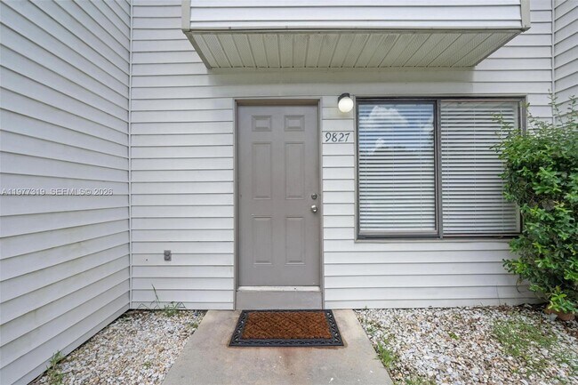9827 NW 37th St in Sunrise, FL - Building Photo - Building Photo