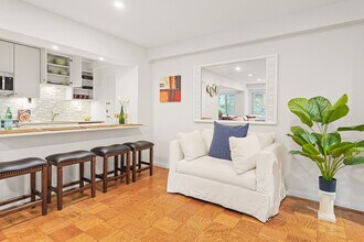 4201 Cathedral Ave NW, Unit 503W in Washington, DC - Foto de edificio - Building Photo