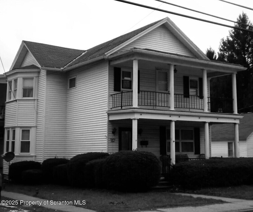 89 Belmont St in Carbondale, PA - Building Photo