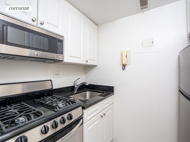 35 E 35th St in New York, NY - Building Photo - Building Photo