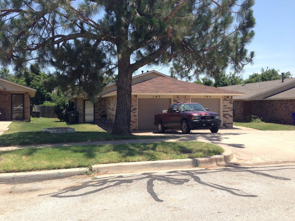 Heritage Place Duplexes in Norman, OK - Building Photo