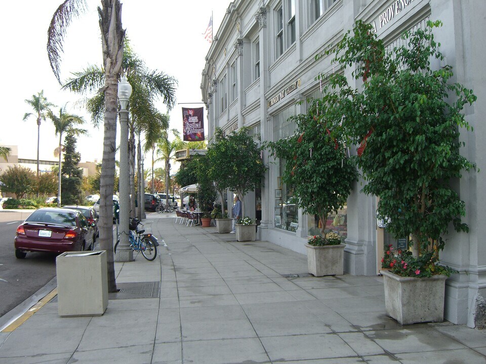1122 Orange Ave in Coronado, CA - Foto de edificio