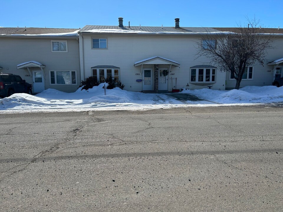 1305 W Park Ave in Riverton, WY - Building Photo