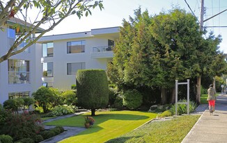 Regal Place in White Rock, BC - Building Photo