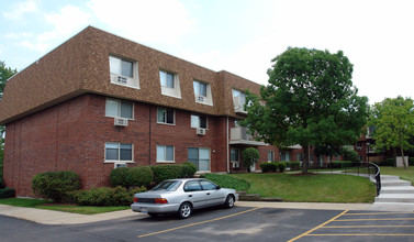 Villa Verde Condo Association in Buffalo Grove, IL - Building Photo - Building Photo