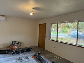 1337 SW Foundry St, Unit B in Grants Pass, OR - Building Photo - Building Photo