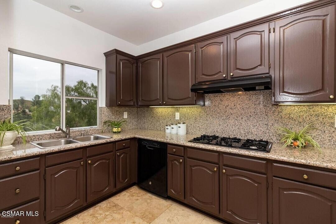 1988 Lookout Dr in Agoura Hills, CA - Building Photo