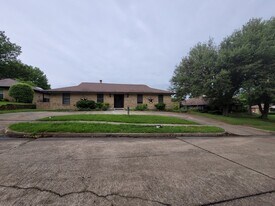 110 La Fawn Cir, Unit 1322 in Garland, TX - Building Photo