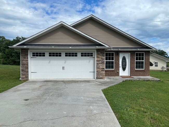 853 Quiet Oaks Way in Dandridge, TN - Building Photo - Building Photo