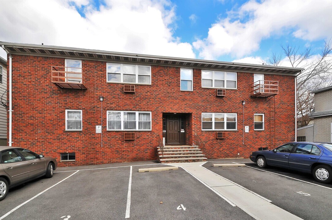 239 Crescent Ln-Unit -7 in Cliffside Park, NJ - Building Photo