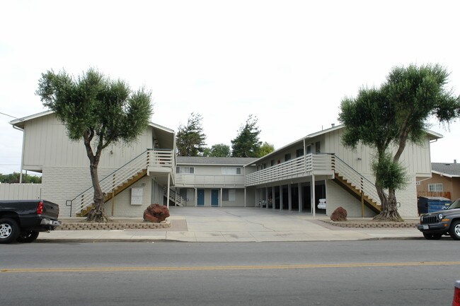 117 E Romie Ln in Salinas, CA - Foto de edificio - Building Photo