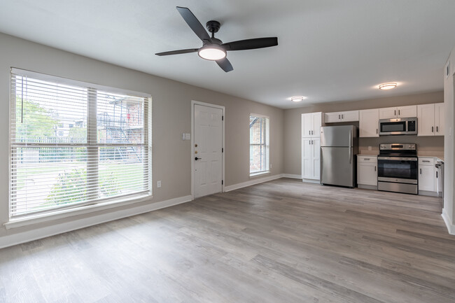 Venice Lofts in Dallas, TX - Building Photo - Interior Photo