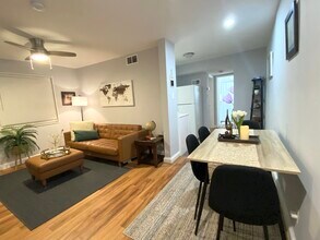 1243 16th St NE, Unit 3 in Washington, DC - Foto de edificio - Building Photo