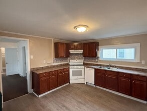 242 Branch St, Unit Apt B in Lowell, MA - Building Photo - Building Photo