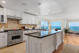 1060 Neptune Ave in Encinitas, CA - Building Photo - Building Photo