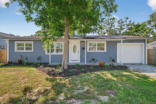 8110 Macoma Dr NE in St. Petersburg, FL - Building Photo